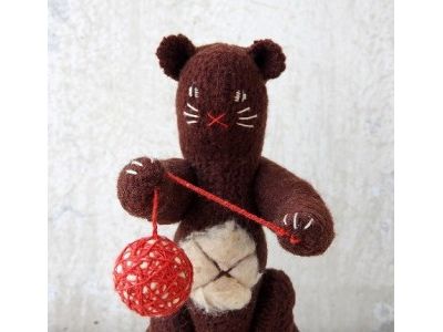 Котенок играет